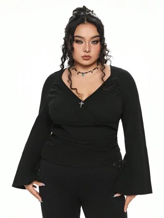 Camiseta cruzada con decoración, cuello en V y mangas acampanadas fruncidas para mujer de talla grande