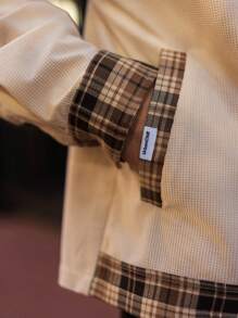 Manfinity VCAY Camisa de manga larga con botones, casual y elegante, con parche de estampado de cuadros y unicolor, para uso diario de hombres jóvenes