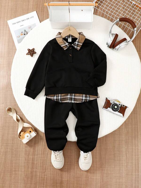 Kleine Jungen 2-teiliges Set mit lässigem Outfit im Preppy-Style, bestehend aus einem einzigartigen, schwarz karierten Spleiß-Oberteil und einer schwarzen Hose.
