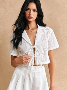 Poéselle 夏季休闲纯色镂空刺绣短款短袖衬衫，配有领子和领结设计师 - 白色 - 查看 5