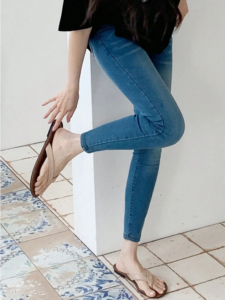 Women Distressed Elastic Skinny Fit Jeans