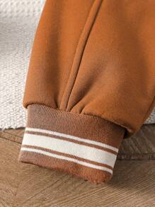 SHEIN Set de 2 piezas de chaqueta de forro polar cálida y pantalón de chándal con bordado en inglés y color contrastante para niños pequeños - Multicolor - Ver 7