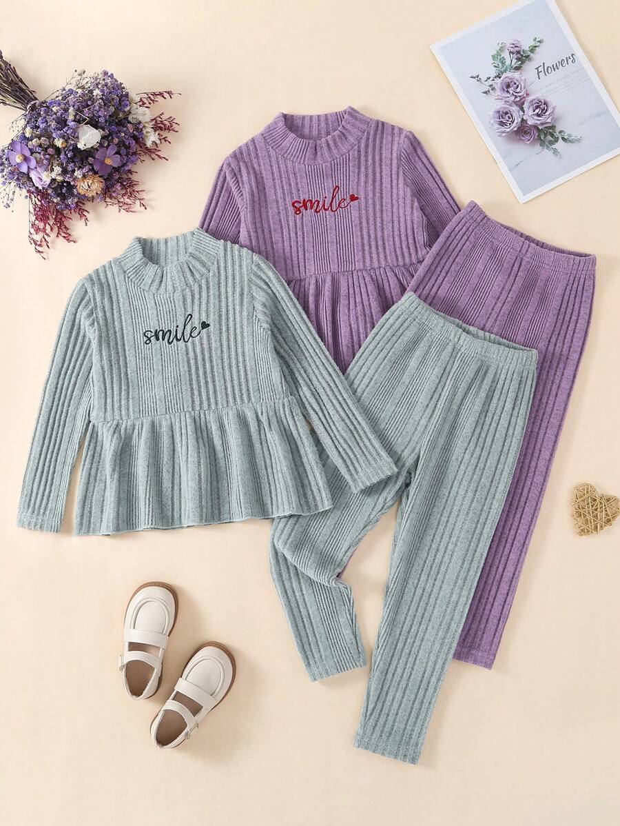 SHEIN Mädchen Weihnachts-Pyjamas, mit Weihnachts-Buchstaben-Muster, Volant-Saum Weite Hose, inklusive Weihnachtsmann-Mütze, geeignet für Weihnachtsfeiern, Herbst/Winter - Verschiedenfarbig - Übersicht 1