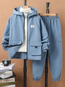 SHEIN Bộ 2 áo khoác hở mũ ba chiều giản dị cho bé trai trẻ có túi quần màu trơn dệt hai mảnh phù hợp cho du lịch phù hợp cho trường học phù hợp cho các buổi tụ họp hàng ngày phù hợp cho mùa thu và mùa đông - Màu xanh nhạt - Xem 9