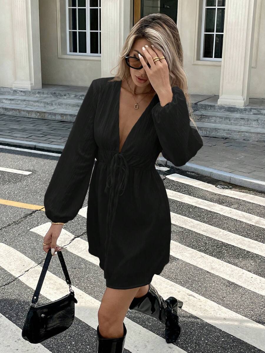 Serisse 女士 V 领、褶皱腰 A 字形长袖纹理面料连衣裙 - 黑色 - 查看 1