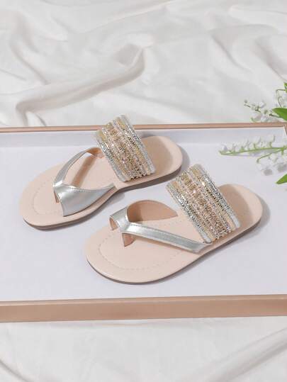 女童时尚休闲便鞋，适合夏季户外穿着