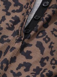 Dazy Petite Plus Áo thun bó cổ hở nửa in họa tiết da báo tay dài cài nút phía trước cỡ lớn - màu nâu - Xem 8