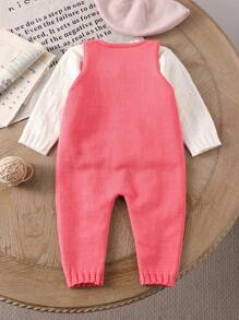 SHEIN Set de 2 piezas de suéter de cuello redondo y mono para bebé niña, de material suave y cómodo, en tono rosa claro con un estilo pastoril dulce. Diseño con volantes y dobladillo de contraste en blanco. Adecuado para la delicada piel de los niños, mantiene al bebé cálido y acogedor. Versátil, excelente para reuniones familiares, salidas, vacaciones y talla grande.