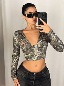 SHEIN ICON 复古美式图案修身性感 V 领 T 恤 - 彩色 - 查看 1