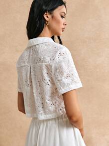Poéselle 夏季休闲纯色镂空刺绣短款短袖衬衫，配有领子和领结设计师 - 白色 - 查看 3