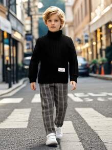SHEIN 两件套小男孩休闲装，包含黑色罗纹针织毛衣和格子裤，搭配白色运动鞋，可爱又时尚！经典黑色上衣增添了深度和活力。搭配时尚的灰色格子裤，整体造型休闲又不失精致。搭配白色运动鞋，轻松打造活泼活力的造型，让孩子在快乐中展现独特的个性！ - 黑色 - 查看 8