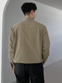 DAZY 1 pieza Camisa casual de un solo pecho con bolsillo utilitario de unicolor y manga larga para hombres, otoño