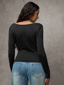 SHEIN BAE 1 Stück Damenshirt mit geraffter Passform und Metallapplikation, modisch im Herbst