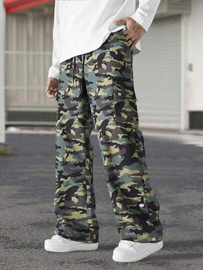 Manfinity Homme Pantalones casuales con cordones y múltiples bolsillos en estampado de camuflaje para hombres, pantalones largos y holgados de camuflaje para uso diario y salir, regalo para el esposo o novio