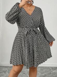 SHEIN Frenchy Vestido de manga larga con cuello en V y plisados, estilo francés elegante, para otoño, talla grande - Negro - Ver 4