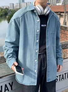 Manfinity Hypemode Camisa casual de mezclilla lavada en azul claro, de ajuste holgado y caída en los hombros para hombres