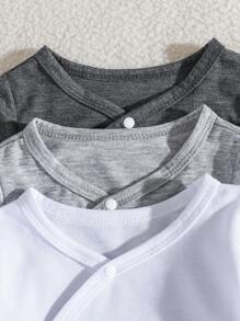 SHEIN Vintaside Kids Bộ áo liền thân 3 món này có thiết kế tinh tế và chất liệu cao cấp, được sản xuất đặc biệt để mang lại sự thoải mái và tiện lợi toàn diện cho trẻ sơ sinh và trẻ nhỏ. Bộ sản phẩm bao gồm ba áo liền thân, mỗi áo có thiết kế và chi tiết khác nhau để phù hợp với nhu cầu mặc của bé trong các dịp khác nhau. - Nhiều màu - Xem 7