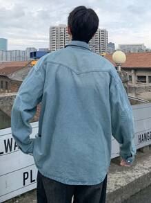 Manfinity Hypemode Camisa casual de mezclilla lavada en azul claro, de ajuste holgado y caída en los hombros para hombres