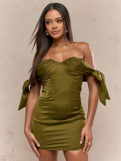 MISSGUIDED 优雅的圣帕特里克节派对缎面露肩迷你连衣裙，饰有蝴蝶结，束身胸衣款式，爱尔兰主题庆典晚礼服