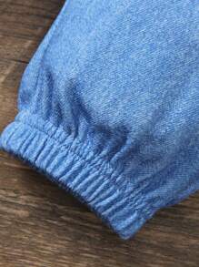 Set de 2 piezas con chaqueta con capucha con cierre de cremallera y estampado de letras en bloques de color y pantalones con estampado total para niño