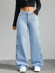 SHEIN Tall Jeansy damskie casualowe z niskim stanem i haftem z kokardą, szerokie nogawki, niebieskie dżinsy, wysokie spodnie damskie, jeansy jeansowe, spodnie jeansowe, niskie, luźne dżinsy, niskie, luźne dżinsy, kokarda, świąteczne ubrania damskie - Jasny jeans - Zobacz 5