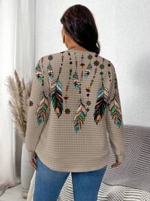 EMERY ROSE Sudadera holgada de tejido gofrado informal y minimalista para tallas grandes con estampado de plumas azules y verdes sobre base beige