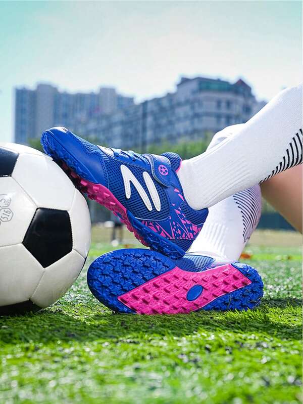 Neue Kinder Fußballschuhe, atmungsaktive Mesh-Sommerschuhe für Grundschüler, Jungen Mädchen lässige Sportschuhe mit Stollen für Fußball/Fußball
