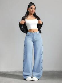 SHEIN Tall Jeansy damskie casualowe z niskim stanem i haftem z kokardą, szerokie nogawki, niebieskie dżinsy, wysokie spodnie damskie, jeansy jeansowe, spodnie jeansowe, niskie, luźne dżinsy, niskie, luźne dżinsy, kokarda, świąteczne ubrania damskie - Jasny jeans - Zobacz 6