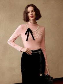 MOTF PREMIUM KAOS SLIM FIT DENGAN KERAH MOCK DAN HIASAN MUTIARA IMITASI. - Berwarna merah muda - View 4