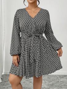 SHEIN Frenchy Vestido de manga larga con cuello en V y plisados, estilo francés elegante, para otoño, talla grande - Negro - Ver 1