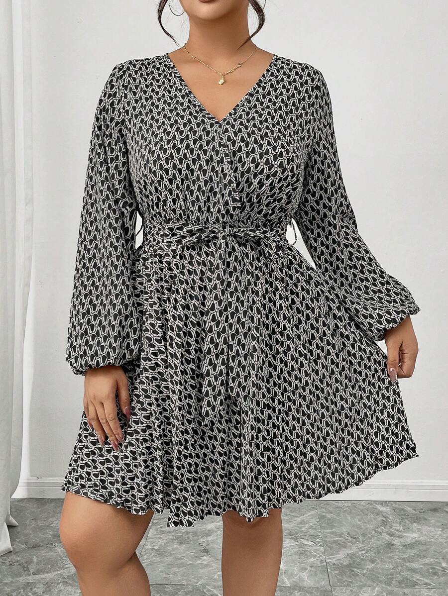 SHEIN Frenchy Vestido de manga larga con cuello en V y plisados, estilo francés elegante, para otoño, talla grande - Negro - Ver 1