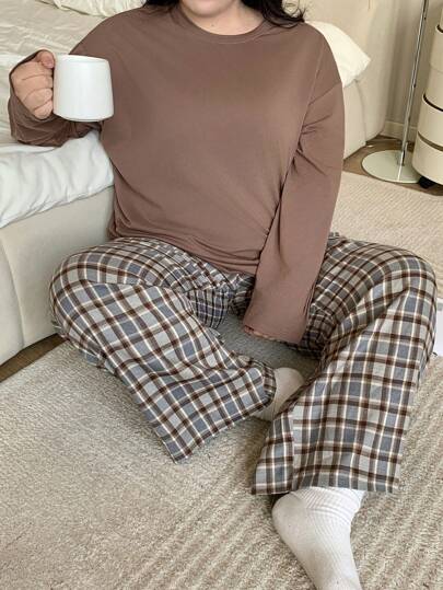 Dazy Plus مجموعة بيجامة موسمية من قميص تي شيرت رقبة دائرية لون سادة وبنطلون بخصر مطاطي كاروهات، مقاس كبير