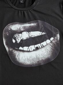 Manfinity VCAY 1 件男士 Y2K 趣味休闲超大高街复古风格创意嘴唇天使麦当娜油画印花黑色针织 T 恤，夏季 - 黑色 - 查看 3