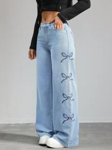 SHEIN Tall Jeansy damskie casualowe z niskim stanem i haftem z kokardą, szerokie nogawki, niebieskie dżinsy, wysokie spodnie damskie, jeansy jeansowe, spodnie jeansowe, niskie, luźne dżinsy, niskie, luźne dżinsy, kokarda, świąteczne ubrania damskie - Jasny jeans - Zobacz 3