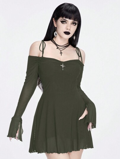 Goth Vestido ajustado con hombros descubiertos, torsión de malla y colgante cruzado sexy