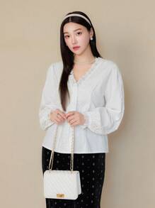 EastFlair Blus Wanita Lengan Panjang Elegan Leher V dengan Hiasan Renda Warna Polos - Putih - View 4