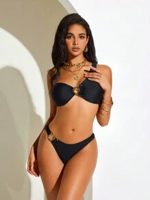 Ensemble de bikini d'été pour femme avec une épaule ornée de métal en couleur unie