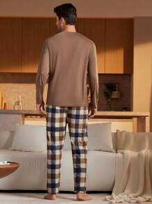 Conjunto de 2 piezas de camisa de manga larga de cuello redondo de unicolor y pantalones de pijama con estampado a cuadros para hombre, ropa de otoño