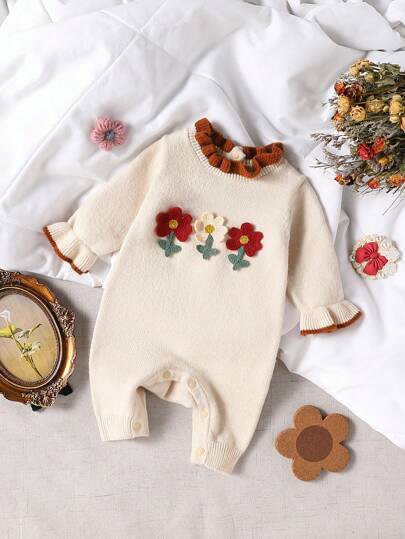 SHEIN Vintaside Kids 女婴时尚可爱百搭针织连体衣，秋冬新品。手工制作的 3D 花卉装饰，撞色荷叶边领，特殊撞色花卉袖口，后背按扣方便穿着，柔软面料。浅桃色调，北欧风格，自然甜美。桃色和棕色的对比色充满田园甜美和优雅。