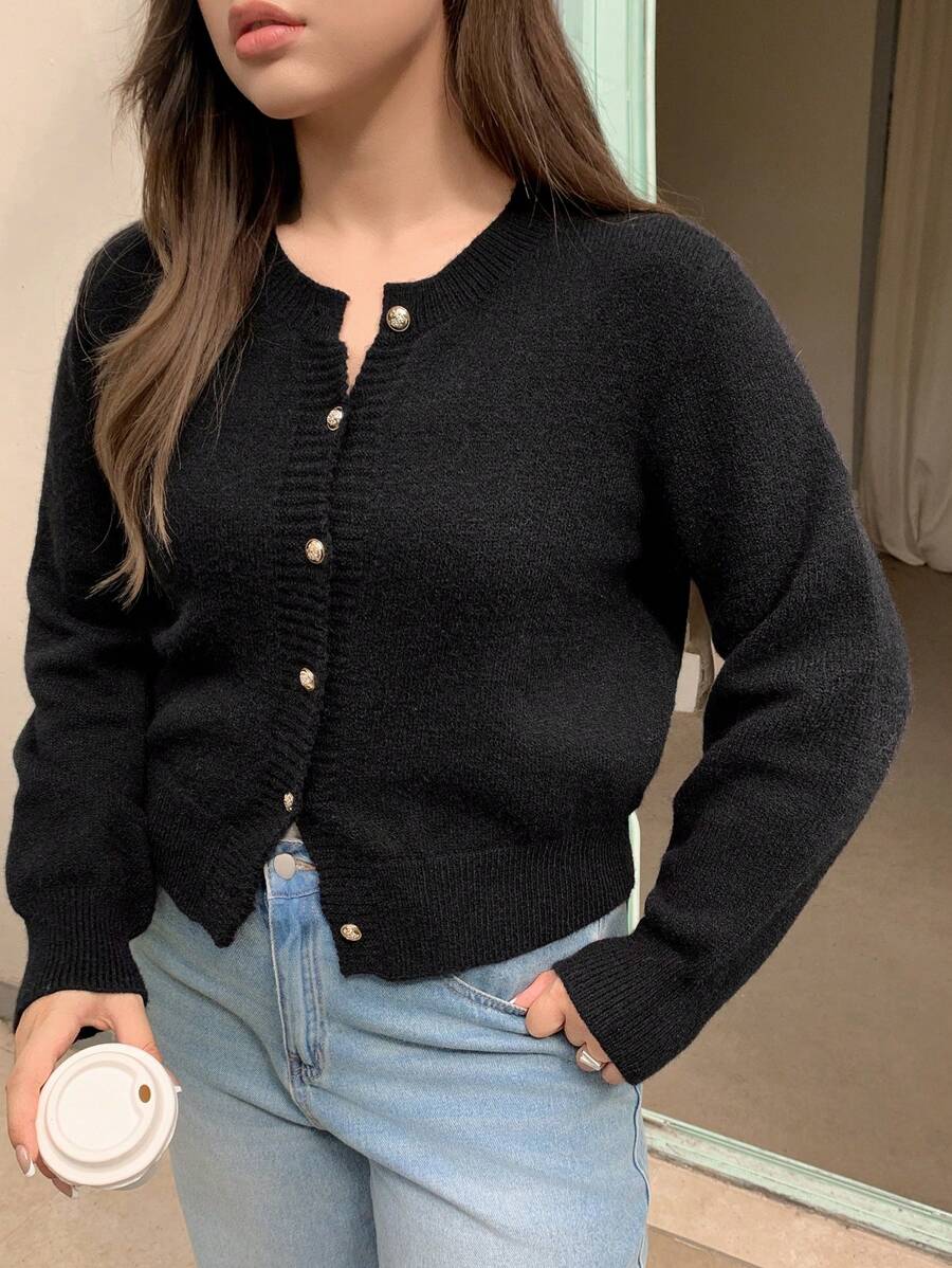 Dazy Petite Plus 加大码圆领修身纯色正面纽扣长袖开衫毛衣，适合冬季 - 黑色 - 查看 1