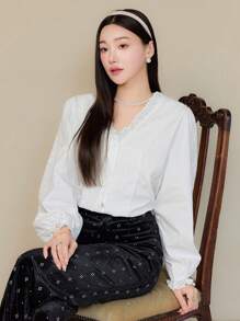 EastFlair Blus Wanita Lengan Panjang Elegan Leher V dengan Hiasan Renda Warna Polos - Putih - View 5