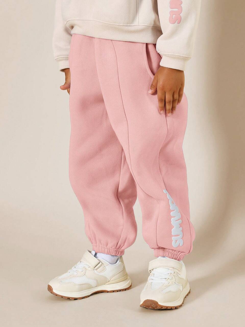 Set da 2 pezzi da ragazza con felpa girocollo comoda per uso quotidiano e pantaloni della tuta anni '90 con stampa a motivo grafico')]