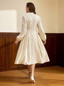 Vintamour 复古优雅女式旗袍领花卉提花面料连衣裙，灯笼袖，泡泡袖，荷叶边细节和 A 字形喇叭下摆，休闲正式，适合派对和节庆 冬季女装 复古感恩节女装长袖连衣裙 冬装 圣诞女装 圣诞装 白色女装 圣诞女装 圣诞派对连衣裙 圣诞连衣裙 圣诞服装 除夕连衣裙 - 杏色 - 查看 5