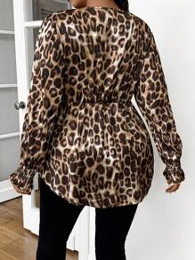 SHEIN Frenchy Camisa suéter tipo babydoll con lazo y estampado de leopardo, para tallas grandes, de estilo casual elegante - Multicolor - Ver 2
