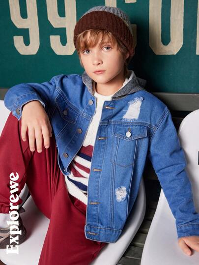 SHEIN Chaqueta vaquera para niño con capucha de punto, diseño de patchwork de denim y efecto desgastado, adecuada para otoño e invierno. Esta chaqueta para niños es ideal para el uso diario, actividades al aire libre, salidas a la ciudad, fotografía callejera y diversos escenarios.