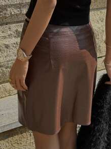 DAZY 女士休闲简约街头风格鳄鱼压纹 PU 皮革半身裙，带开口袋，秋冬 - 棕色 - 查看 2