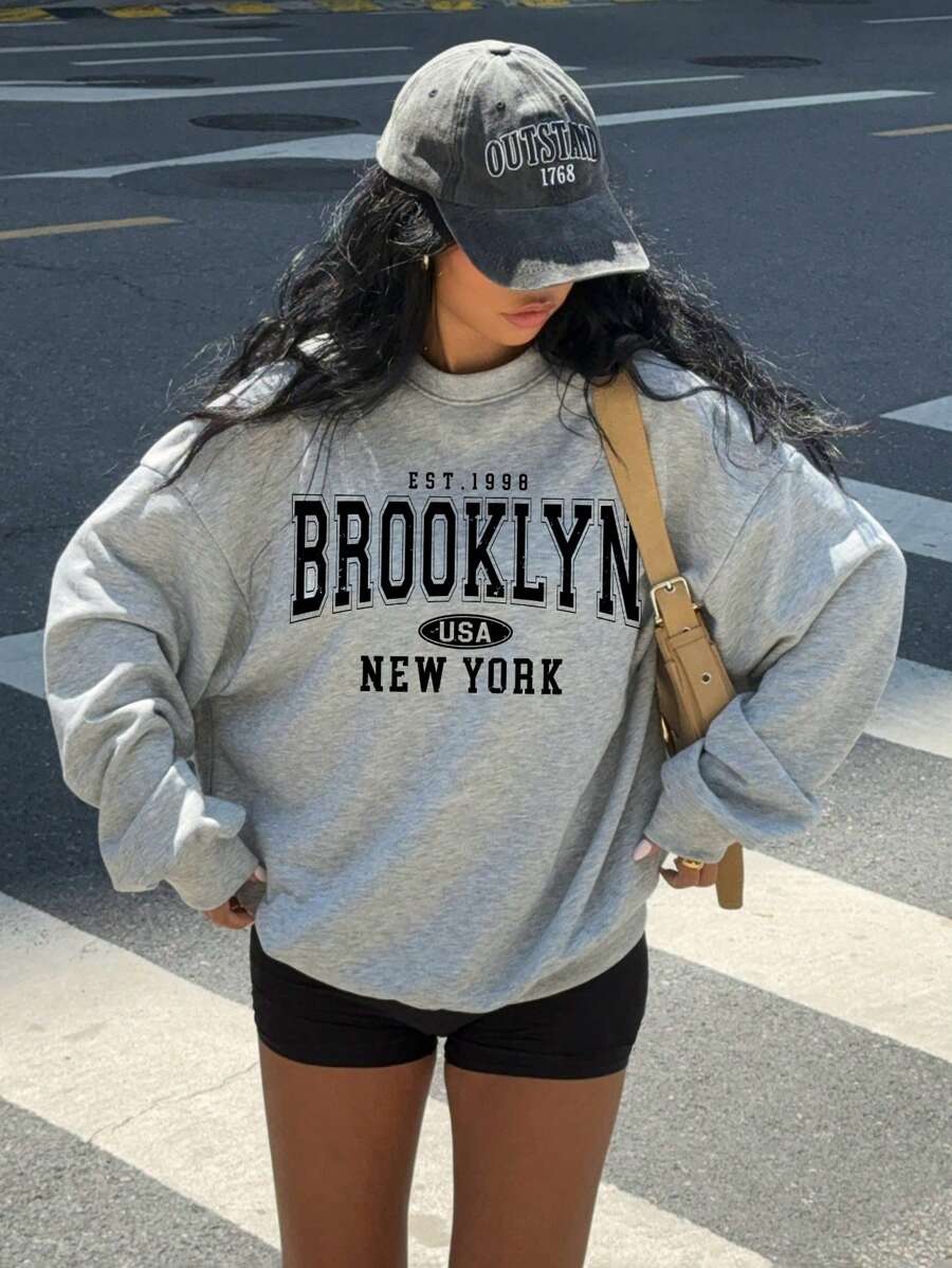 SHEIN 少女休闲简约长袖运动衫，印有 EST.1998、美国布鲁克林、纽约经典图案印花，宽松厚圆领，适合秋冬季