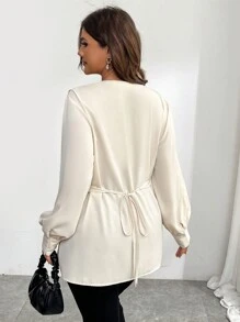 SHEIN Privé Blusa casual suelta de manga larga con cuello en V, volantes y envolvente, de moda retro de elegante para mujer de talla grande, para otoño/invierno