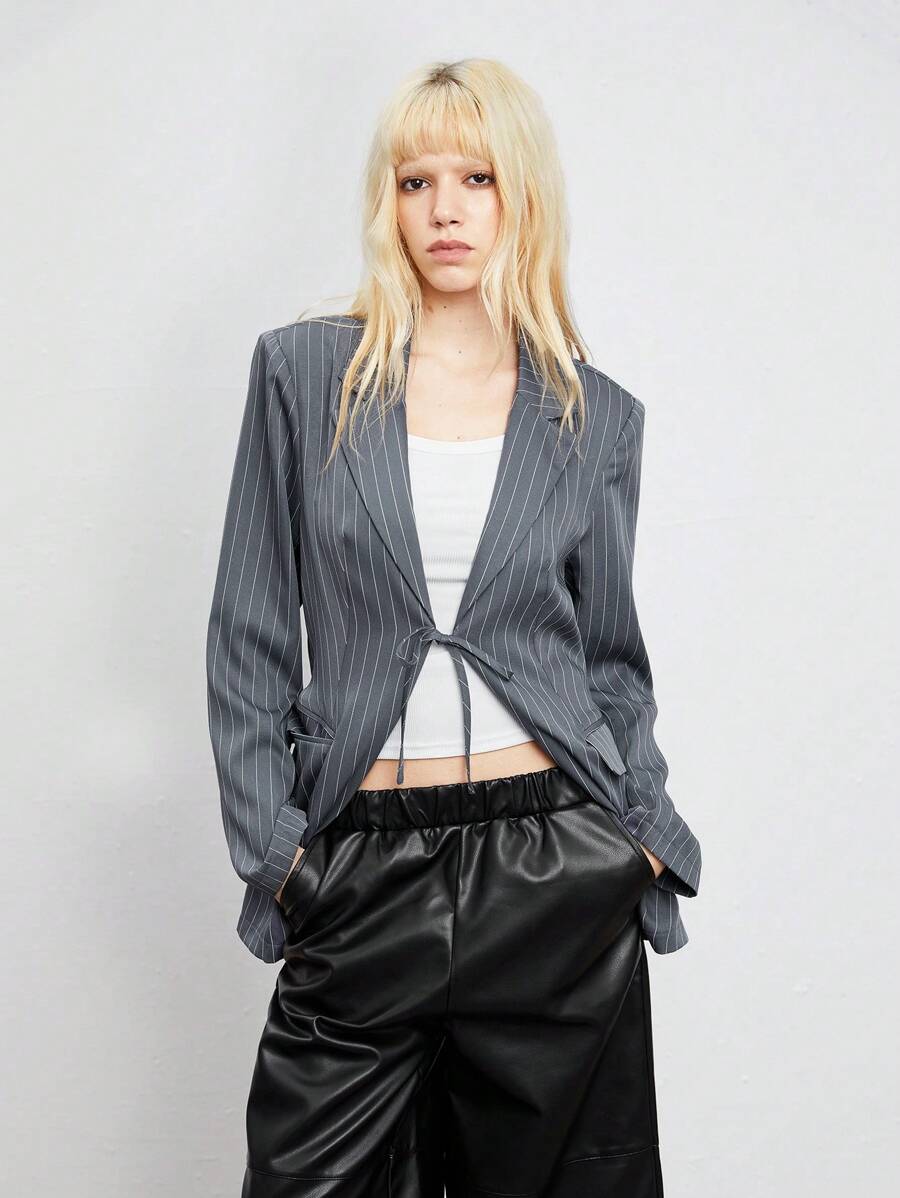 SHEIN Unity 1 buah Jaket Blazer Abu-abu Lengan Panjang Longgar Bergaris dengan Pita, Gaya Elegan untuk Perjalanan ke Kantor, Pakaian Musim Gugur/Dingin untuk Wanita - Grey - View 1