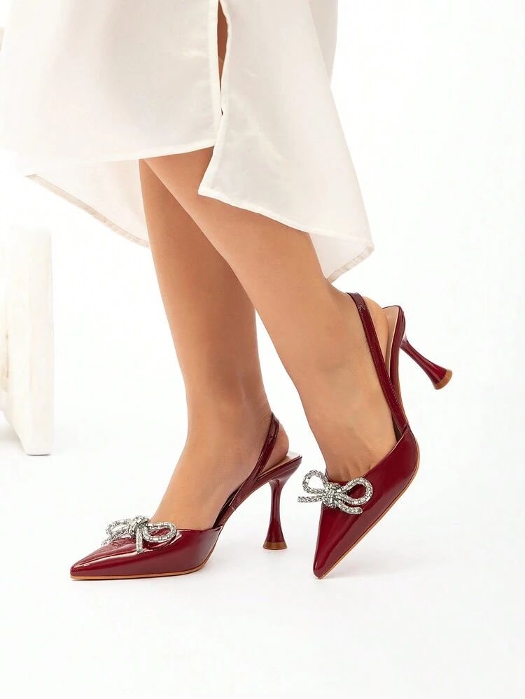 CUCCOO CHICEST Tacones de aguja de punta fina para mujer, elegantes para ir al trabajo, diario, citas. Color rojo vino en piel sintética con cuentas, diseño con tira en la parte trasera con lazo de rhinestone para San Valentín